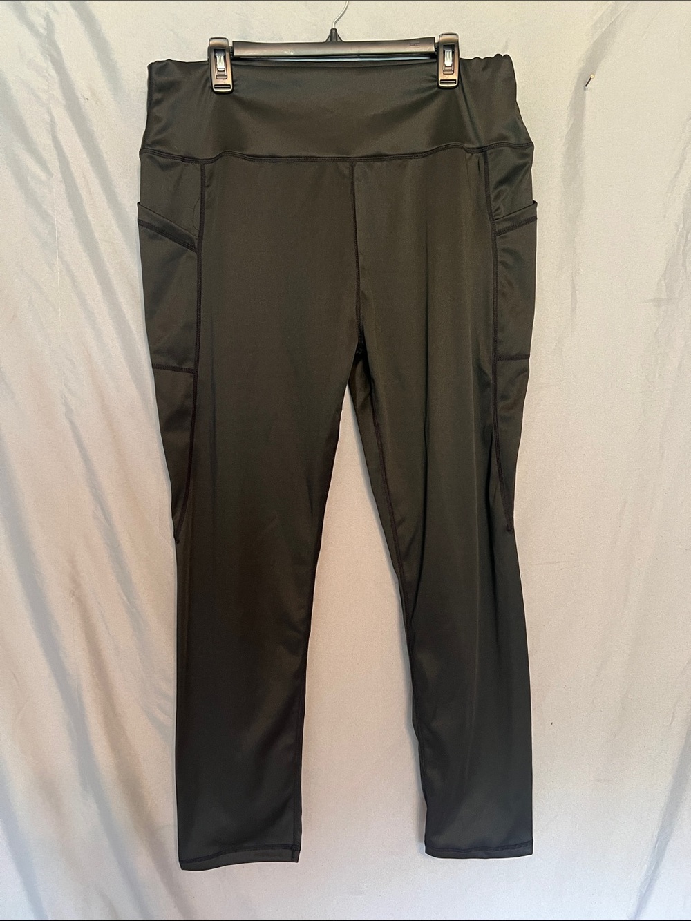 High-Waist Black Performance Leggings with Side Pockets